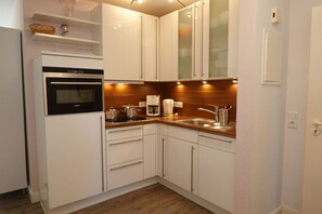 Een koelkast, een microgolfoven, een oven, een kookplaat