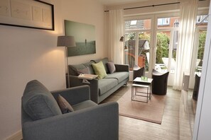 Televisie, een dvd-speler en een stereo