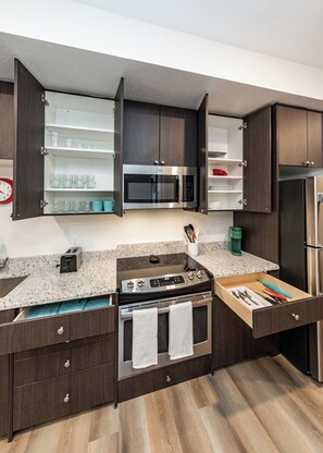 Een koelkast, een magnetron, een oven, een kookplaat