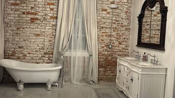 Secadora de cabello, toallas, jabón, papel de baño