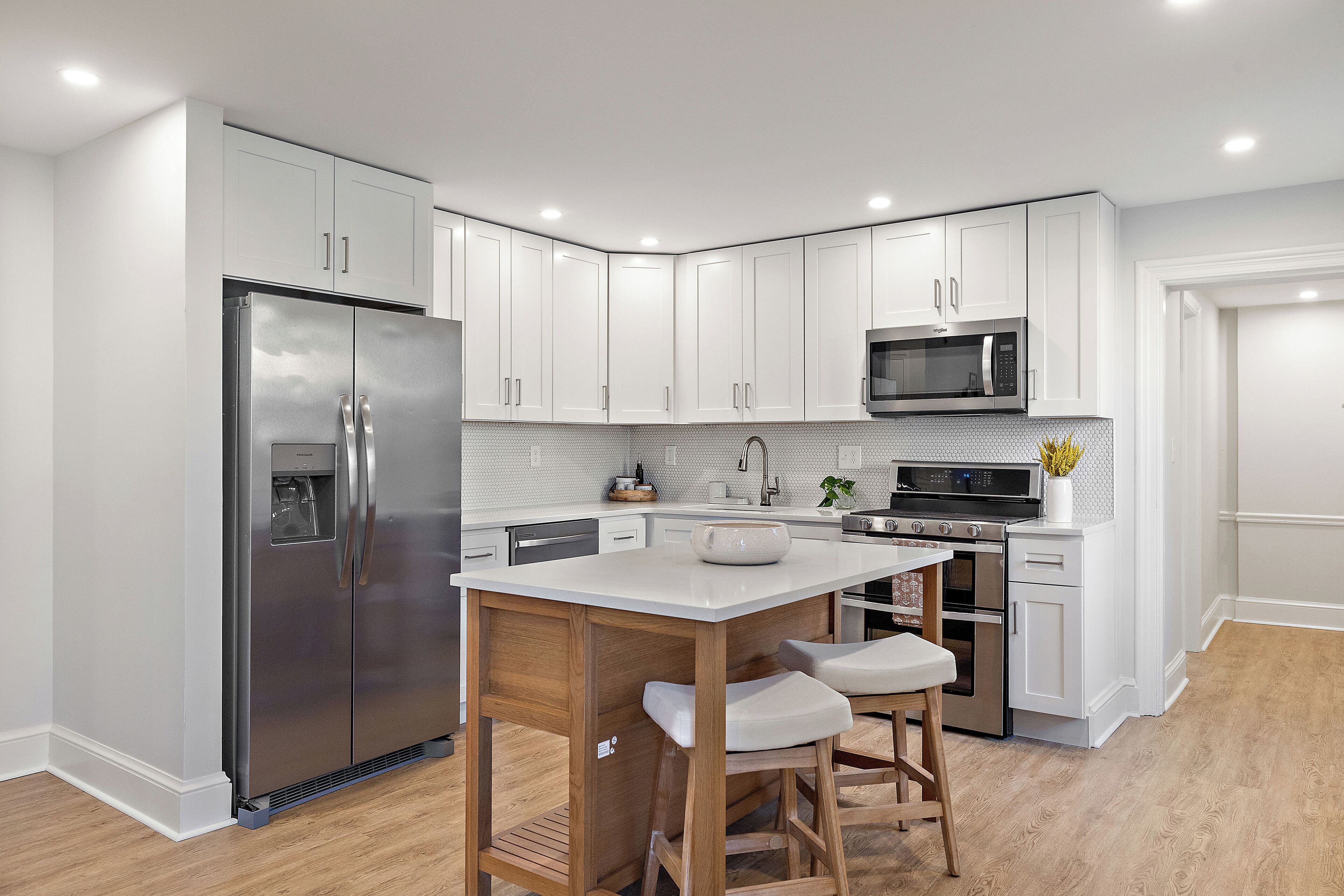 Een koelkast, een magnetron, een oven, een kookplaat