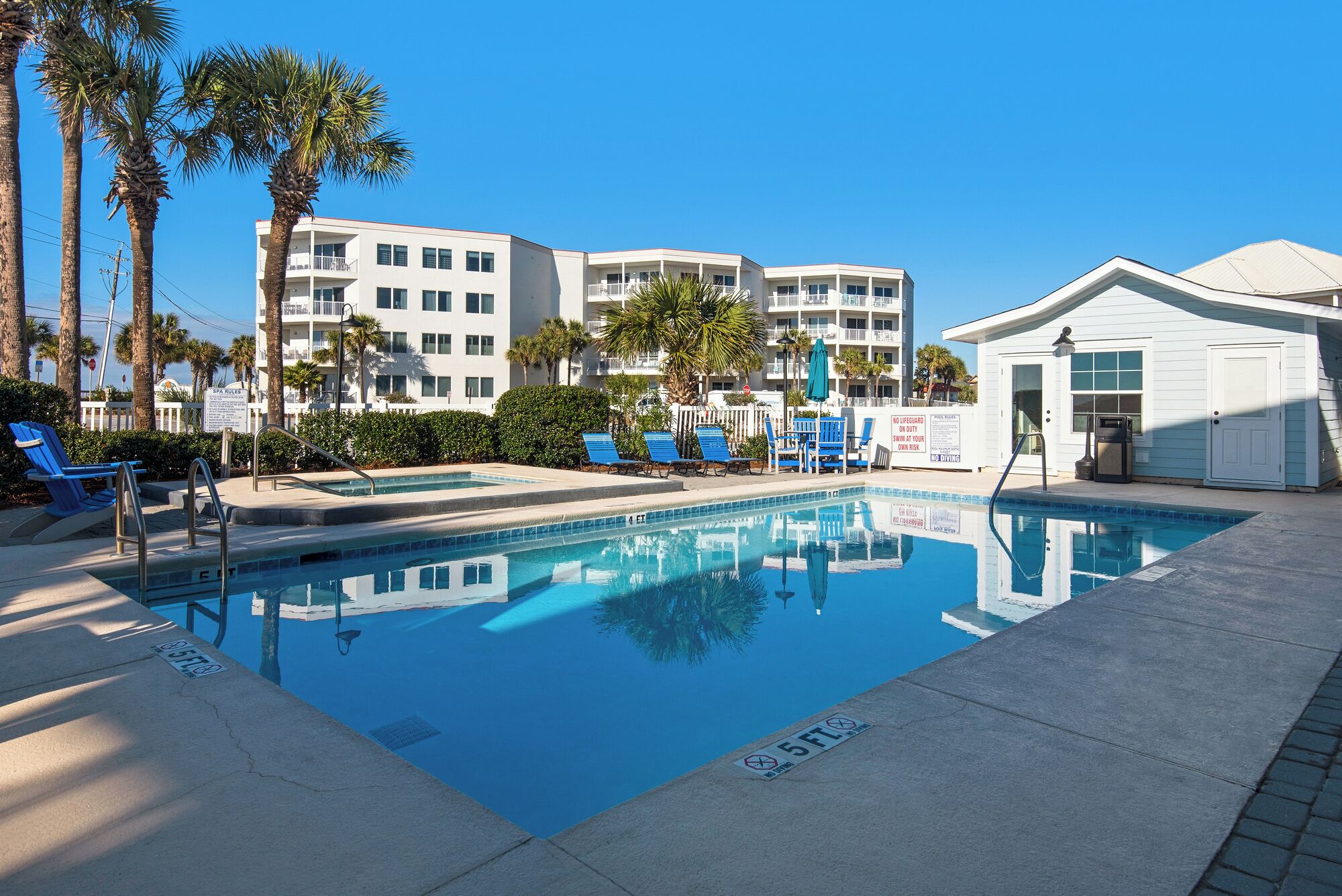 Una piscina al aire libre, una piscina climatizada