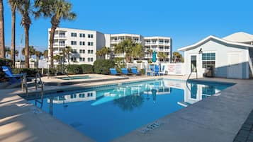 Una piscina al aire libre, una piscina climatizada