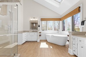 Shower, hair dryer, towels - Lakeside Living - Firepit, Outdoor Fireplace, Kayaks, Arcade and much more! (Sherrills Ford)
