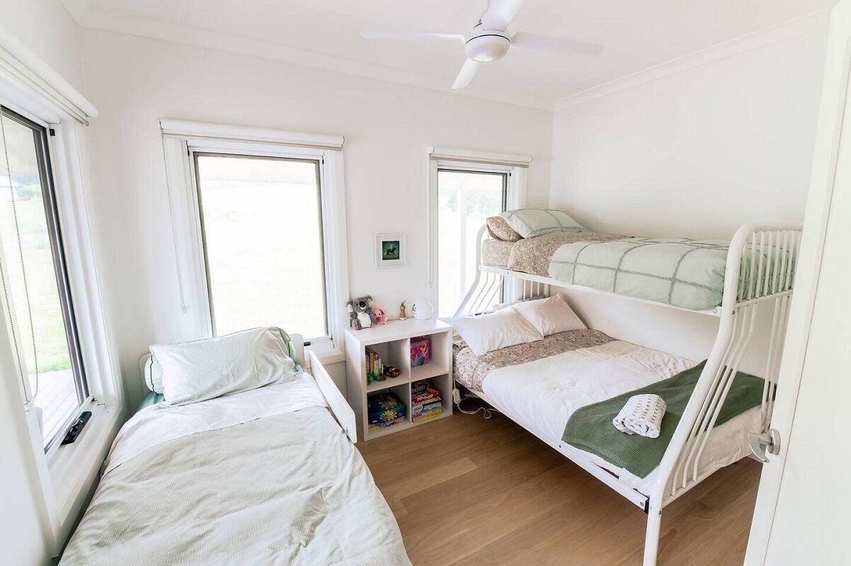 4 chambres, bureau, fer et planche à repasser, lit parapluie