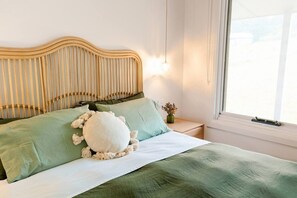4 bedrooms, desk, iron/ironing board, travel crib