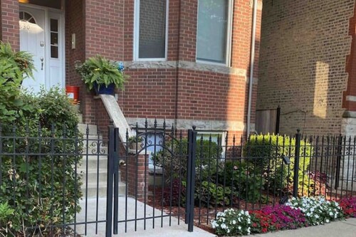 Chicago-Themed Apartment in West Town, Close to transportation and shops.