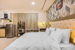 1 chambre, bureau, fer et planche à repasser, lit de bébé portatif