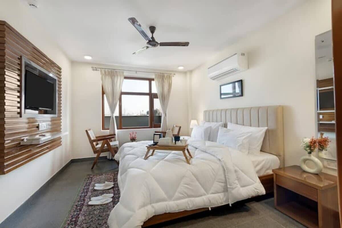 2 bedrooms, desk, iron/ironing board, travel crib