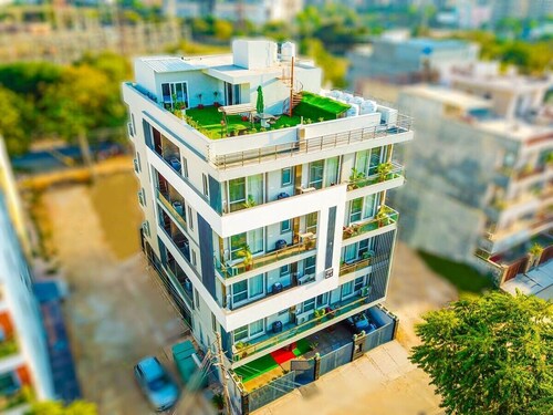 Penthouse W/ Jacuzzi, Garden & Extra Room| Pets OK