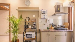 Coffee/tea maker, fridge, microwave, stovetop