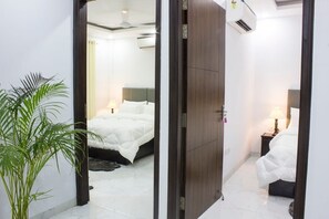 2 Schlafzimmer, Schreibtisch, Bügeleisen/Bügelbrett, Reisekinderbett