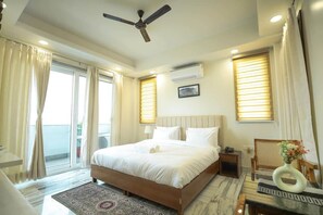 2 bedrooms, desk, iron/ironing board, travel cot