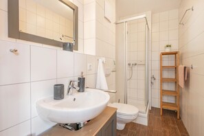Dusche, Haartrockner, Handtücher