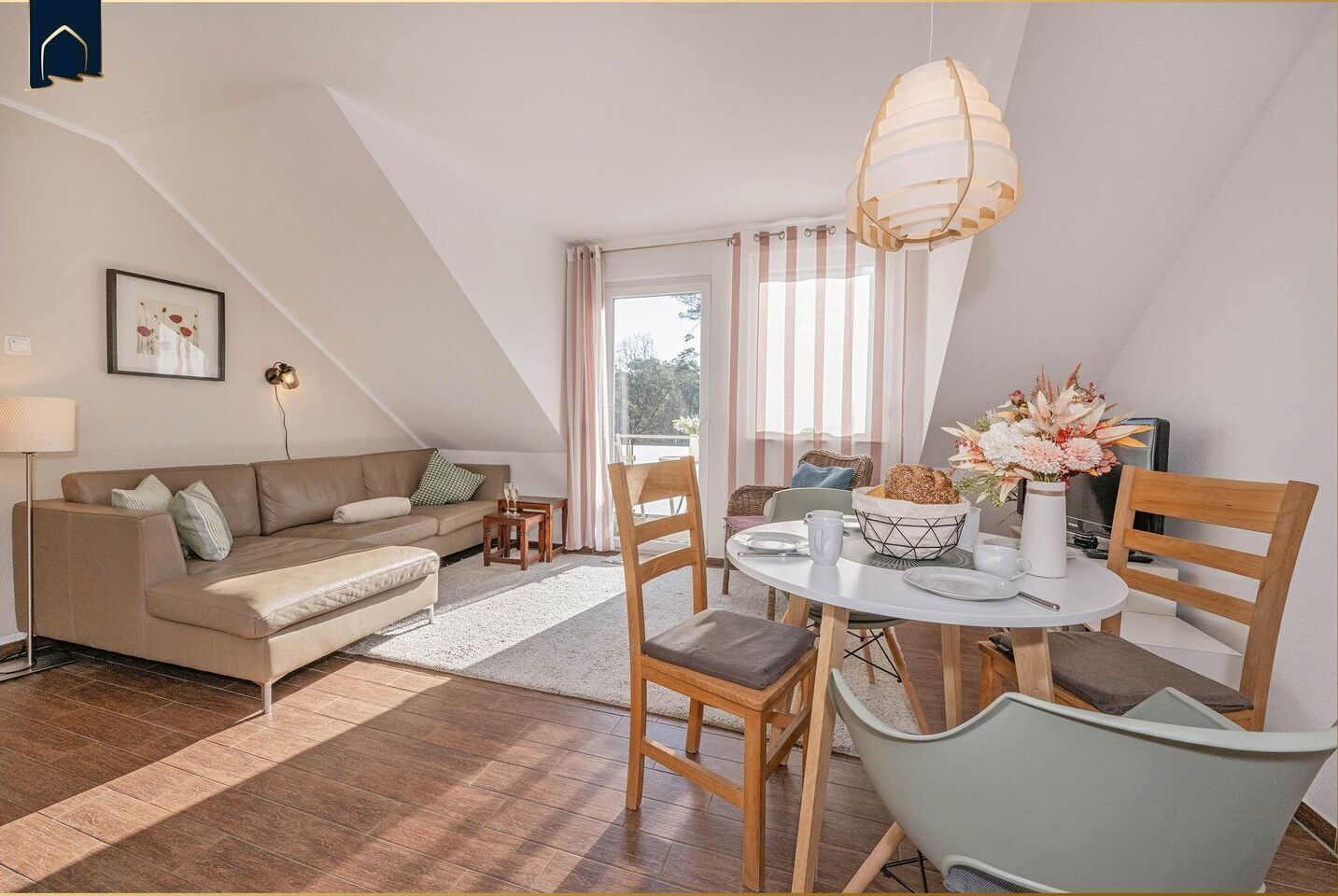 Una televisión, un reproductor de DVD, un reproductor estéreo