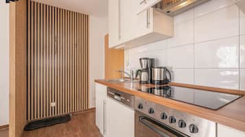 KĂŒhlschrank, Mikrowelle, Ofen, Herdplatte