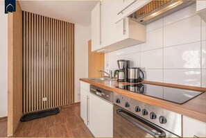 Kjøleskap, mikrobølgeovn, ovn og kokeplater