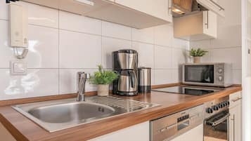 Kühlschrank, Mikrowelle, Ofen, Herdplatte