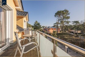 Unclassified image, 3 of 25, button