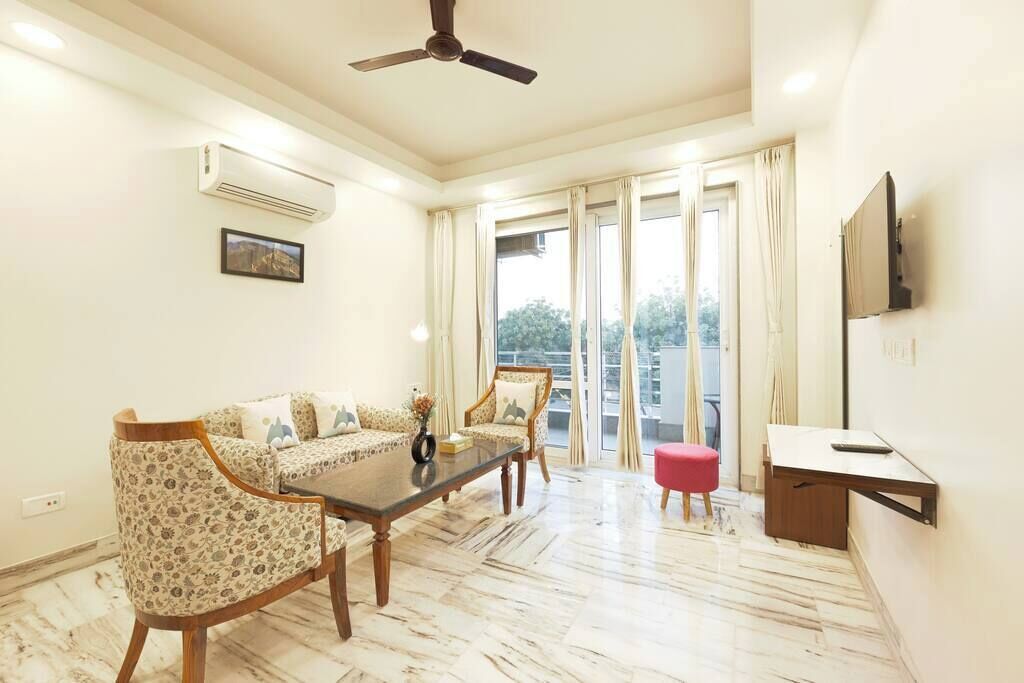 Spacious Executive Suite With Bathtub & Balcony - 