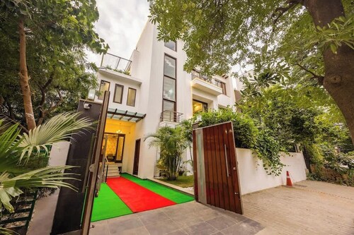 Eco-chic haven in Gurgaon with balcony