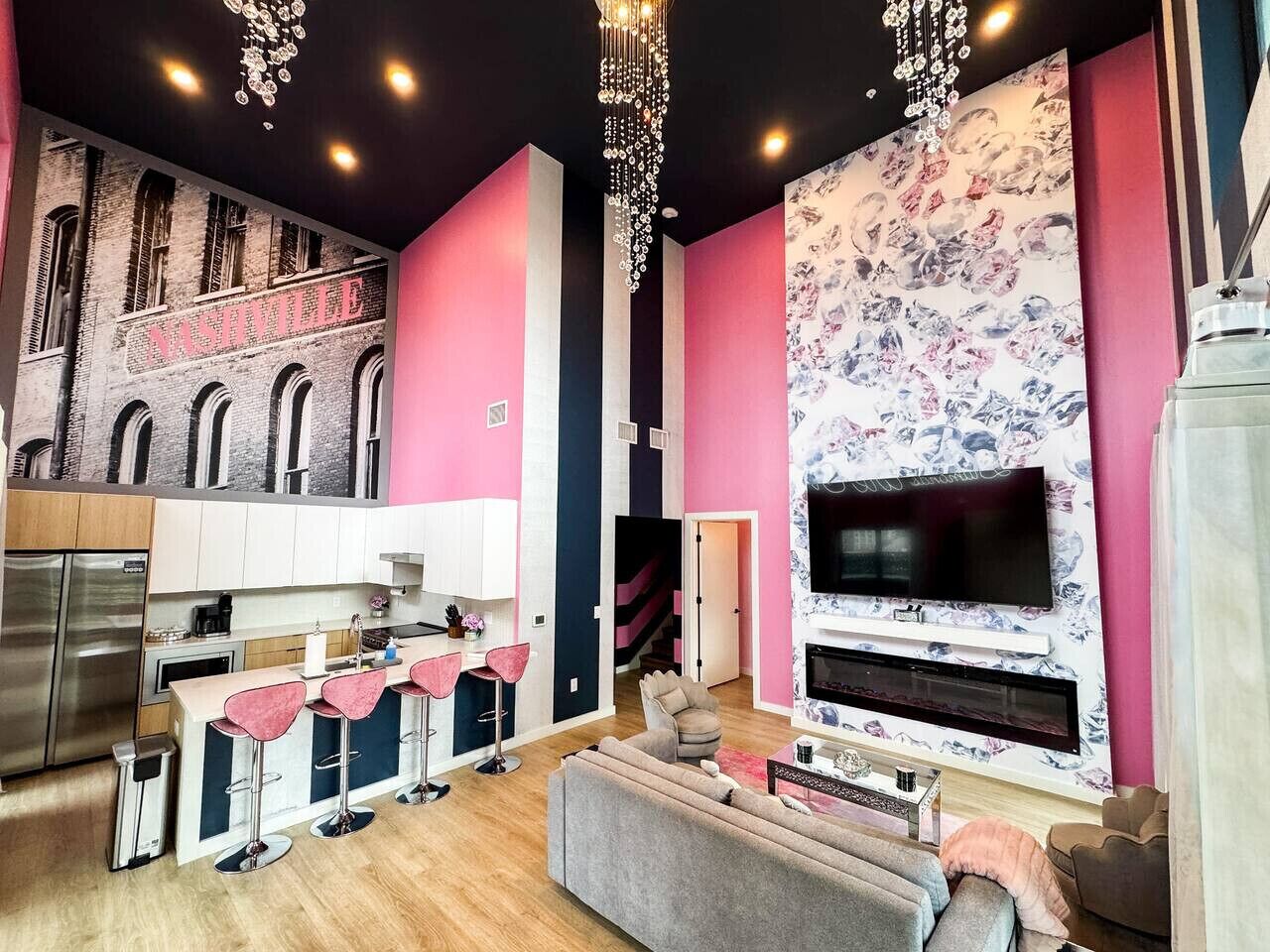 Een smart-tv en een tafeltennistafel