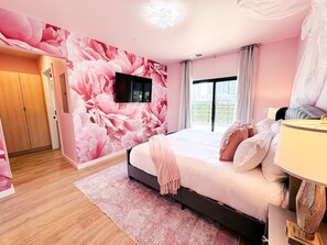 2 bedrooms, desk, iron/ironing board, free WiFi