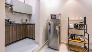 茶具/咖啡用具、冰箱、微波炉、炉灶