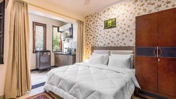 1 chambre, bureau, fer et planche Ă repasser, lit parapluie