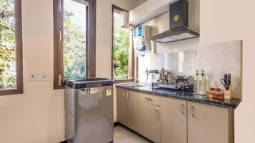 Réfrigérateur, micro-ondes, plaque de cuisson, cafetiÚre/bouilloire