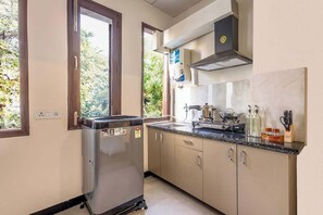 Kühlschrank, Mikrowelle, Herdplatte, Wasserkocher mit Kaffee-/Teezubehör