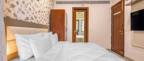 1 chambre, bureau, fer et planche à repasser, lit de bébé portatif