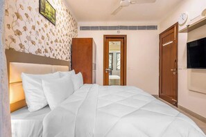 1 bedroom, desk, iron/ironing board, travel cot - Calm Living in the City (Gurugram)