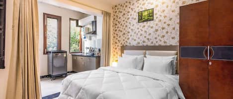 1 bedroom, desk, iron/ironing board, travel cot