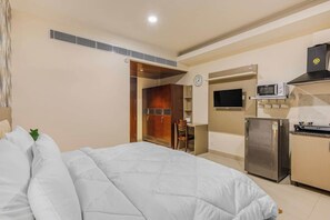 1 quarto, escrivaninha, ferros/tábuas de passar roupa, berço de viagem