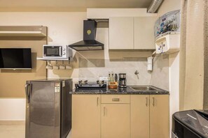 Kühlschrank, Mikrowelle, Herdplatte, Wasserkocher mit Kaffee-/Teezubehör