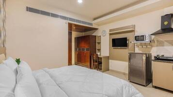 1 chambre, bureau, fer et planche Ă repasser, lit parapluie