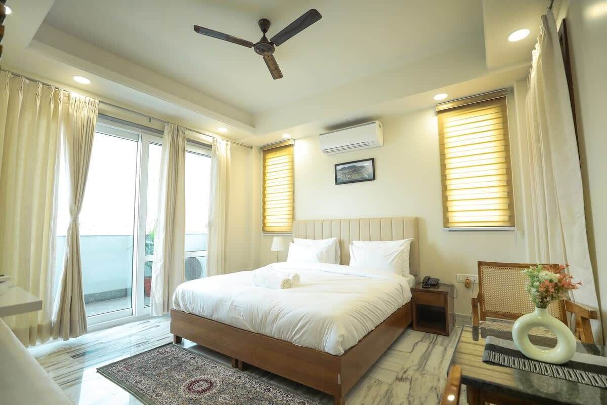 4 bedrooms, desk, iron/ironing board, travel cot