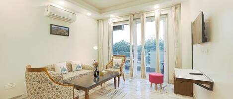 Fernseher, Bücher, Arbeitsbereiche