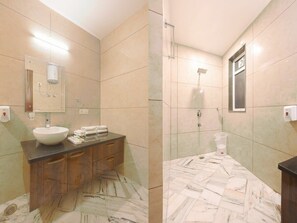 Douche, sĂšche-cheveux, serviettes fournies, shampoing
