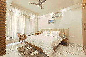 2 間睡房、書桌、熨斗/熨衫板、可攜式嬰兒床