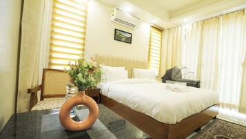 2 bedrooms, iron/ironing board, travel cot, WiFi