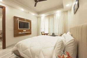 2 soverom, skrivebord, strykejern/-brett og reiseseng for barn