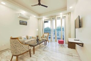 TV, stereo, offices - Urban Retreat - Stylish, Ideal for Long Stays (Gurugram)