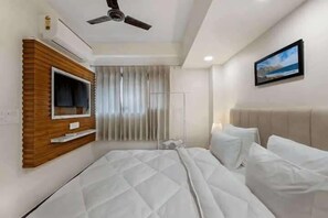 1 bedroom, desk, iron/ironing board, WiFi - Tranquil Studio apartment (Gurugram)