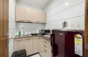 Køleskab, mikrobølgeovn, kogeplade, kaffe-/temaskine