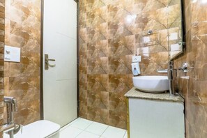 Chuveiro, secador de cabelo, toalhas de banho