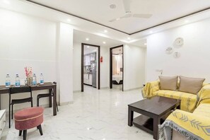 TV, offices - Medical friendly 2 BR near Fortis -Parfait Street (Gurugram)