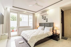 2 soverom, skrivebord, strykejern/-brett og reiseseng for barn