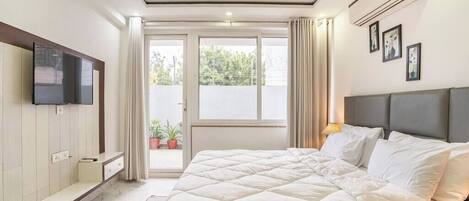 2 bedrooms, desk, iron/ironing board, travel crib